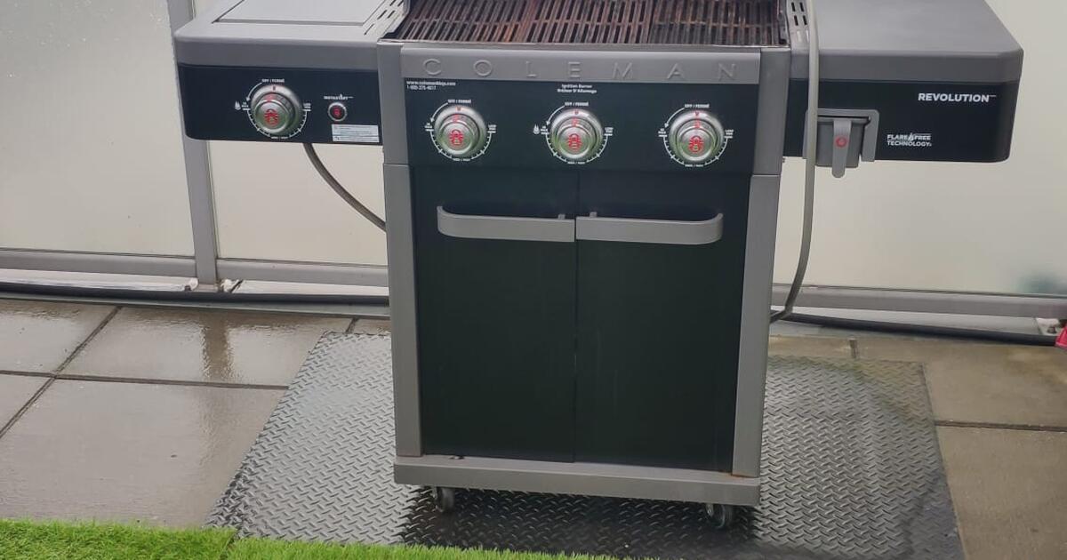 Coleman Revolution 3 Burner Natural Gas BBQ and Coleman Zip2Fit